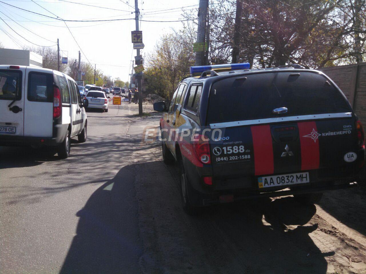 В Дарницком районе Киева водитель грузовика снес железобетонную опору линии электропередачи и скрылся с места происшествия. 