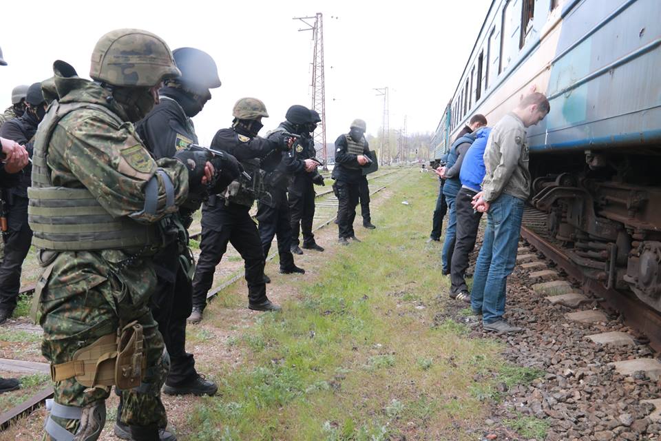 Тактические учения роты особого назначения ГУНП в Донецкой области состоялись в Мариуполе в понедельник, 17 апреля. Силовики освобождали заложников из захваченного поезда и задерживали преступников. 