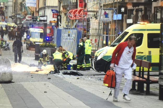Шведская полиция назвала национальности четырех погибших во время наезда грузовика на людей в Стокгольме 7 апреля. 