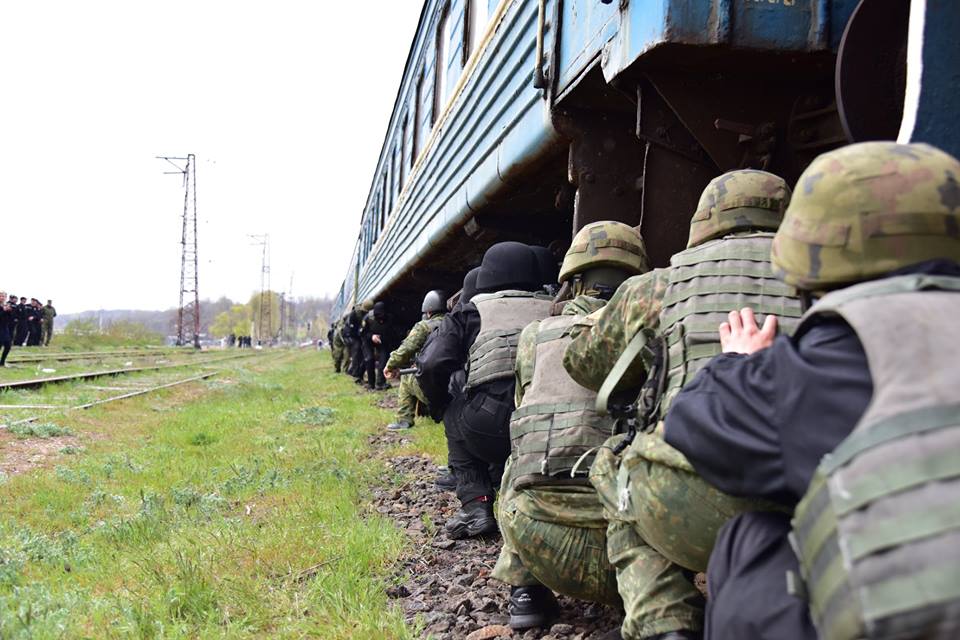 Тактические учения роты особого назначения ГУНП в Донецкой области состоялись в Мариуполе в понедельник, 17 апреля. Силовики освобождали заложников из захваченного поезда и задерживали преступников. 