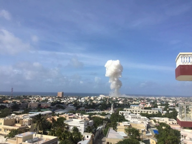 В столице Сомали Могадишо в результате двух отдельных взрывов погибли по меньшей мере 10 человек. 