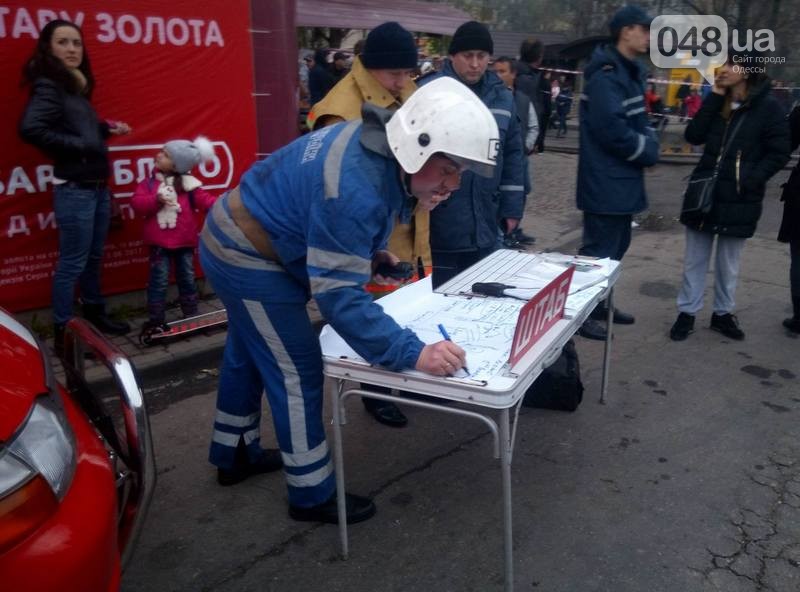 Сегодня, 22 апреля, на рынке "Северный" в Одессе произошел пожар. Огонь охватил торговые павильоны площадью почти 400 квадратных метров. 