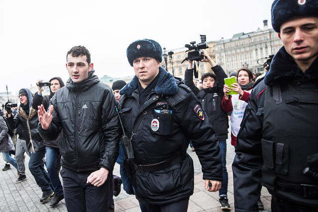 В Москве во время так называемых "прогулок оппозиции" и одиночных пикетов полиция задержала не менее 56 человек. 