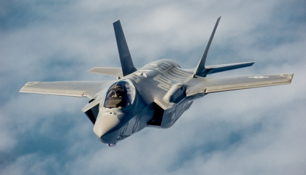 Военно-воздушные силы США развернули первые многоцелевые истребители F-35A пятого поколения на авиабазе в Британии с целью испытания их возможностей во время широкомасштабных военных учений НАТО. 