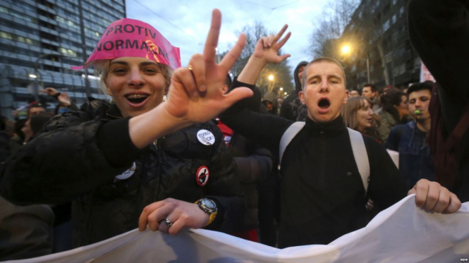 Тысячи людей в субботу вышли на митинги в Белграде против избрания на пост президента Александра Вучич, что до недавнего времени возглавлял сербское правительство 