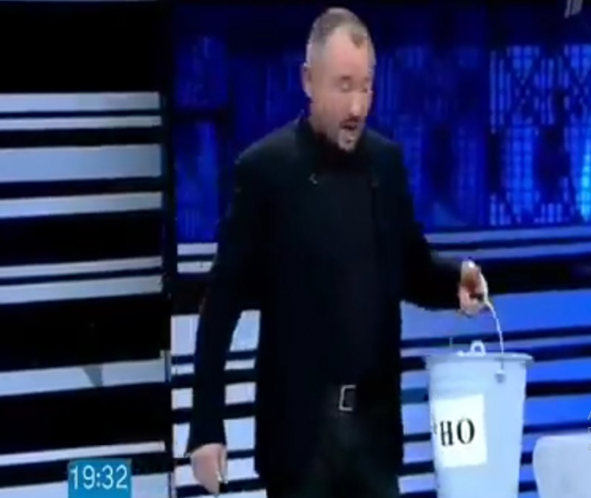 Ведущий "Первого канала" принес в студию ведро дерьма во время прямой трансляции политического шоу. 