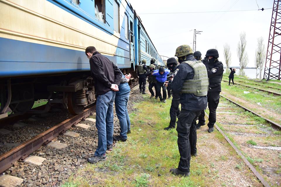 Тактические учения роты особого назначения ГУНП в Донецкой области состоялись в Мариуполе в понедельник, 17 апреля. Силовики освобождали заложников из захваченного поезда и задерживали преступников. 