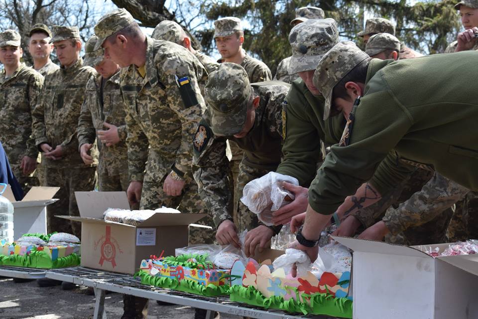 В подразделениях Вооруженных сил Украины в зоне проведения антитеррористической операции состоялись пасхальные богослужения. 