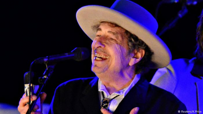 Американский музыкант Боб Дилан наконец получил диплом и медаль лауреата Нобелевской премии по литературе 2016 года. 