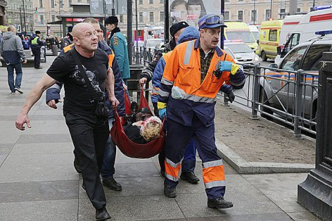 Во время взрыва в вагоне метро в Петербурге три человека выпали на рельсы и погибли от травм уже вне вагоном. 