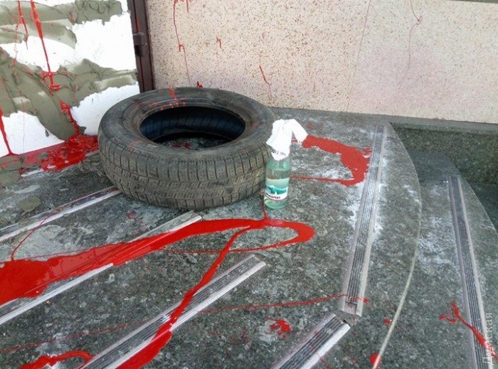 В Одессе активисты "Автомайдана" заложили пенобетонных блоков вход в отделение российского "Альфа-банка" на улице Пушкинской угол Малой Арнаутской. 