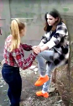 В Чернигове школьницы избили 15-летнюю девочку, а видео опубликовали в социальных сетях. 