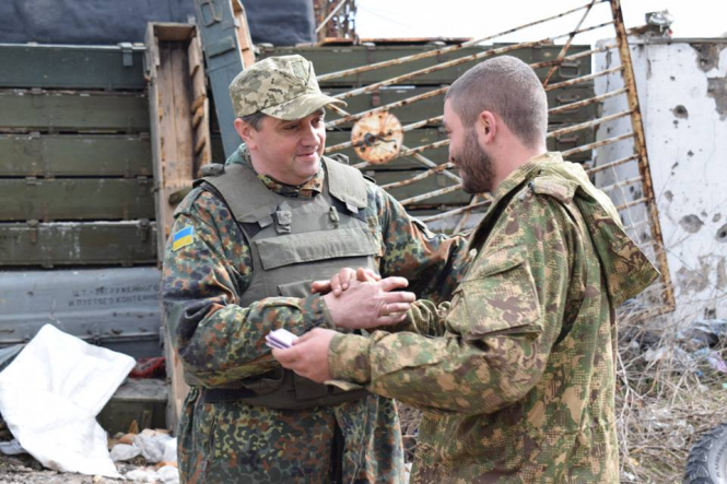 Командира роты семьдесят второй ОМБр Богдана Гарнага наградили медалью "За жертвенность и любовь к Украине". 