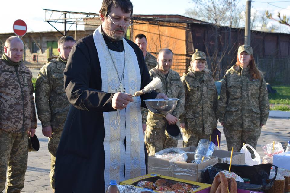 В подразделениях Вооруженных сил Украины в зоне проведения антитеррористической операции состоялись пасхальные богослужения. 