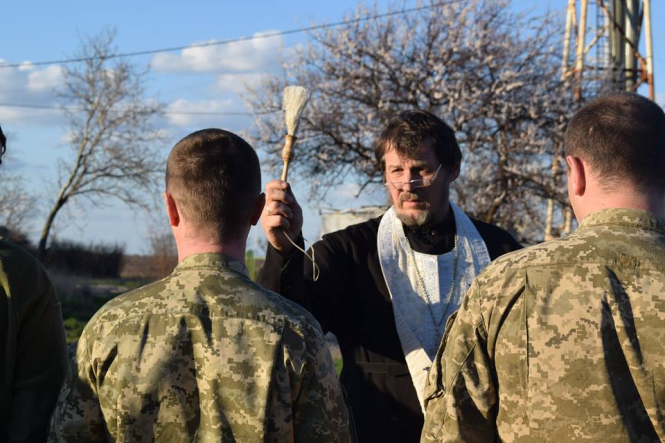 В подразделениях Вооруженных сил Украины в зоне проведения антитеррористической операции состоялись пасхальные богослужения. 