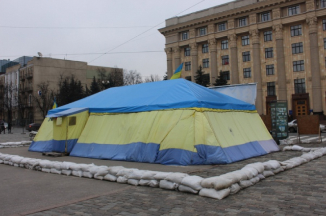 В Харькове выясняют обстоятельства повреждения волонтерского палатки на площади Свободы. 