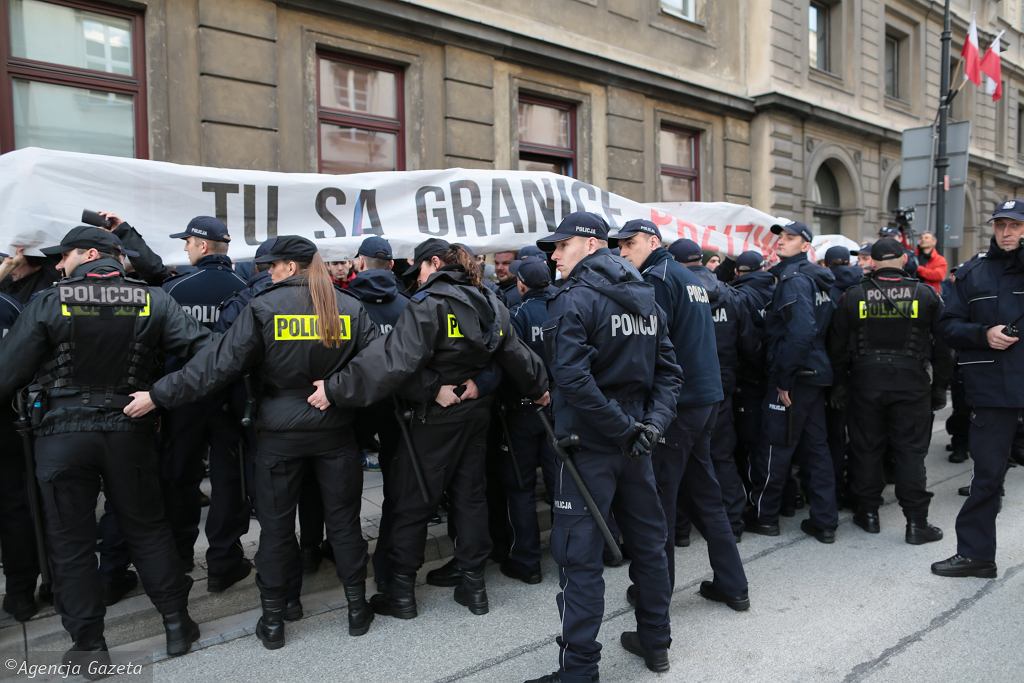 Сотрудники польских правоохранительных органов жорсотко покалечили протестующих против марша ультраправой организации Obóz Narodowo-Radykalny, состоявшийся 29 апреля в Варшаве. 