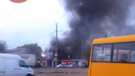 В пятницу, 14 апреля, в Киеве на Окружной дороге вблизи завода "Электронмаш" произошел сильный пожар. 