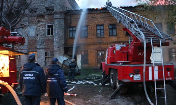 В Киеве произошел пожар на кровле складского здания одного из заводов по улице Стройиндустрии, 7. 