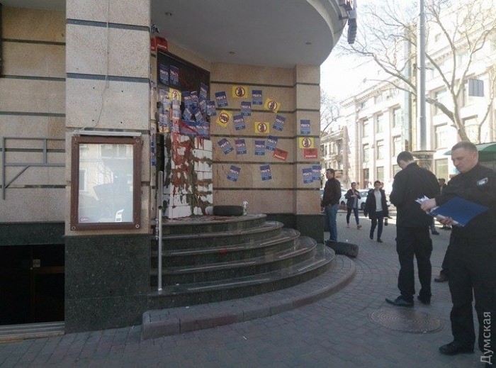В Одессе активисты "Автомайдана" заложили пенобетонных блоков вход в отделение российского "Альфа-банка" на улице Пушкинской угол Малой Арнаутской. 