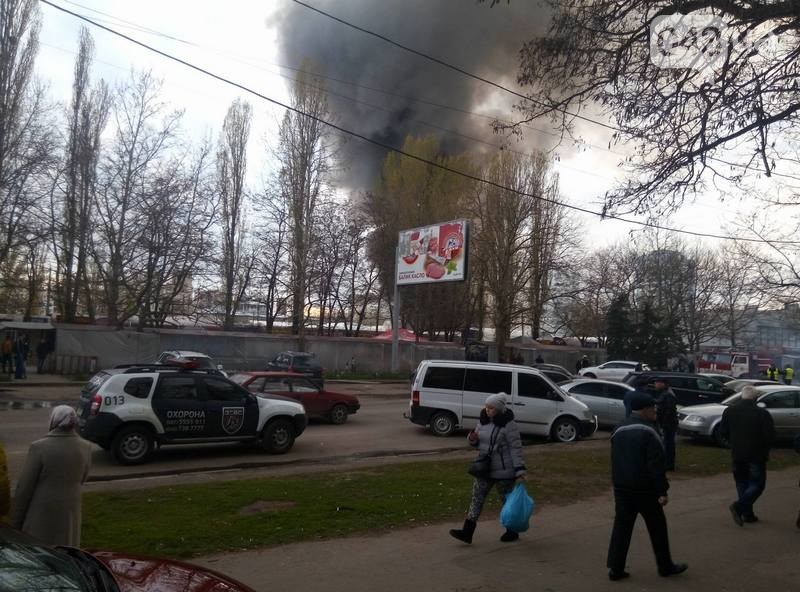 Сегодня, 22 апреля, на рынке "Северный" в Одессе произошел пожар. Огонь охватил торговые павильоны площадью почти 400 квадратных метров. 