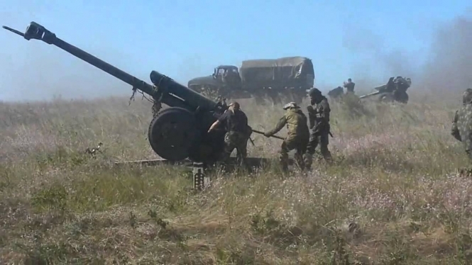 За минувшие сутки боевики 52 раза открывали огонь по позициям Вооруженных Сил Украины, в результате чего трое украинских военных были ранены. 