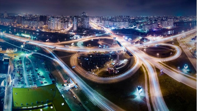 В Украине вступил в силу закон, который меняет правила дорожного движения по кругового движения. 