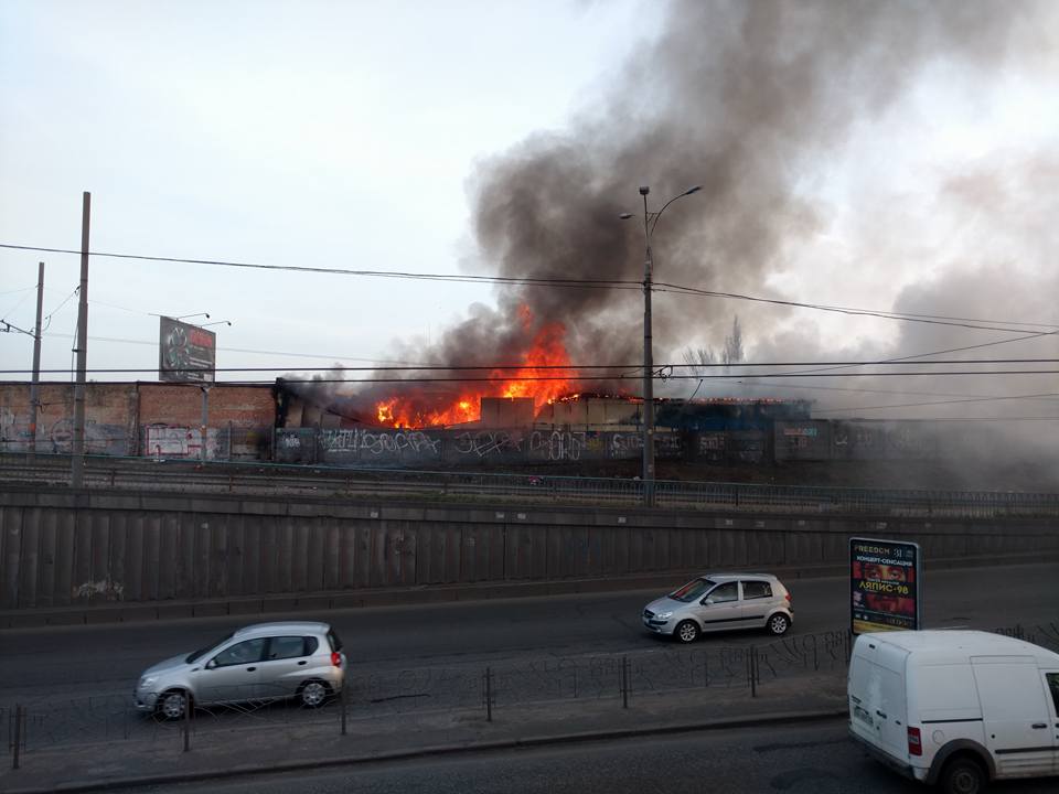 В районе столичного метро "Петровка" горит пластиковая крыша одного из зданий. Вероятно, там расположены складские помещения. 