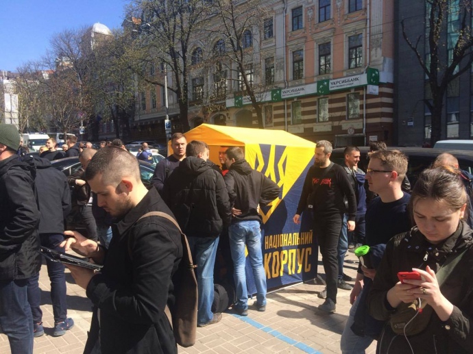 Активисты партии "Национальный корпус" заблокировали работу центрального офиса "Сбербанка" в столице. 