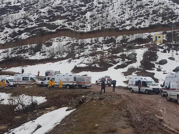 Все 12 человек, находившихся на борту полицейского вертолета, потерпевшего крушение в юго-восточной Турции, погибли. 