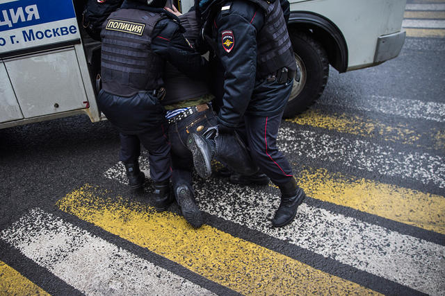 В Москве во время так называемых "прогулок оппозиции" и одиночных пикетов полиция задержала не менее 56 человек. 