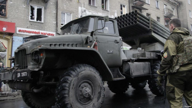 Специальная мониторинговая миссия ОБСЕ заметила танк вблизи села Никишино, что за 15-20 километров от линии разграничения, и "Грады" на окраине Луганска. 