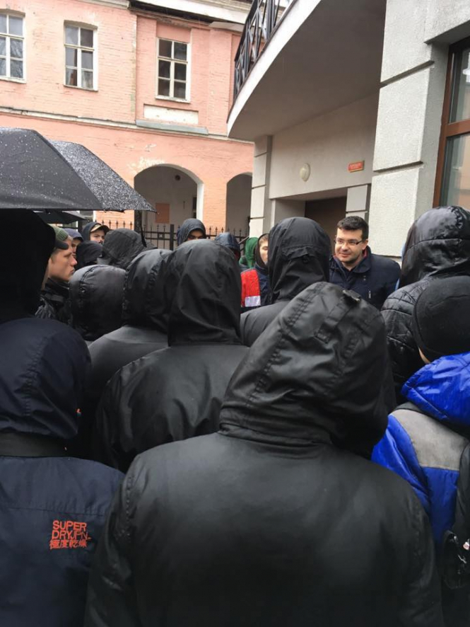 Члены "Национального корпуса" заблокировали вход в Российского центра науки и культуры в Киеве и сорвали акцию написания "Тотального диктанта" по русскому языку. 