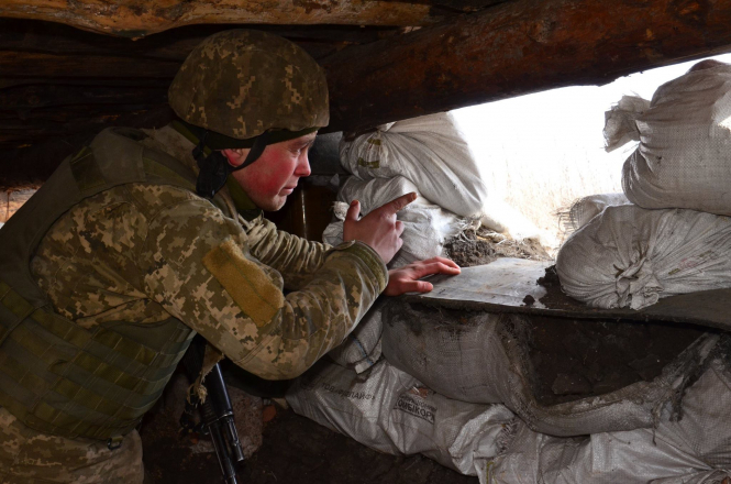 С начала суток боевики 20 раз нарушили "режим тишины". Украинские военнослужащие огонь в ответ не открывают. Четверо украинских защитников получили ранения. 