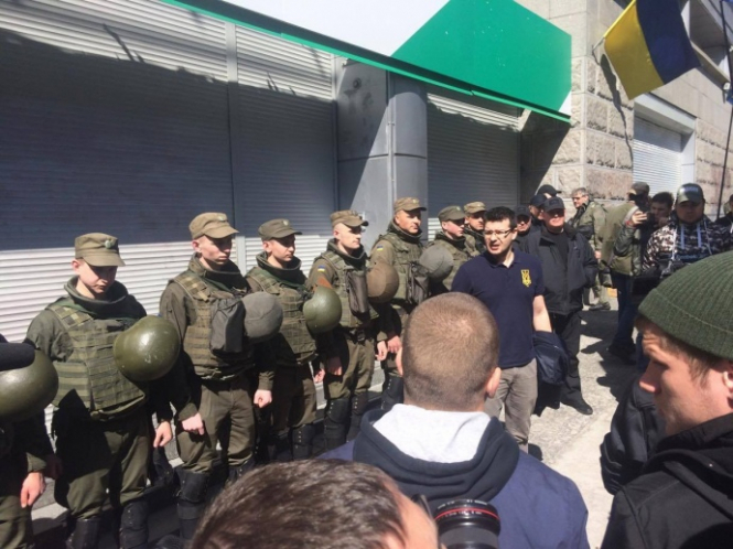 Активисты партии "Национальный корпус" заблокировали работу центрального офиса "Сбербанка" в столице. 