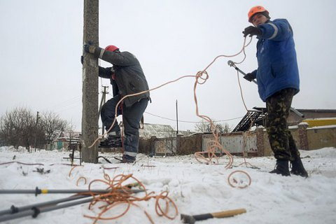 В городе Авдеевка Донецкой области ремонтные бригады восстановили электроснабжение, которое исчезло в результате обстрелов 29 марта. 