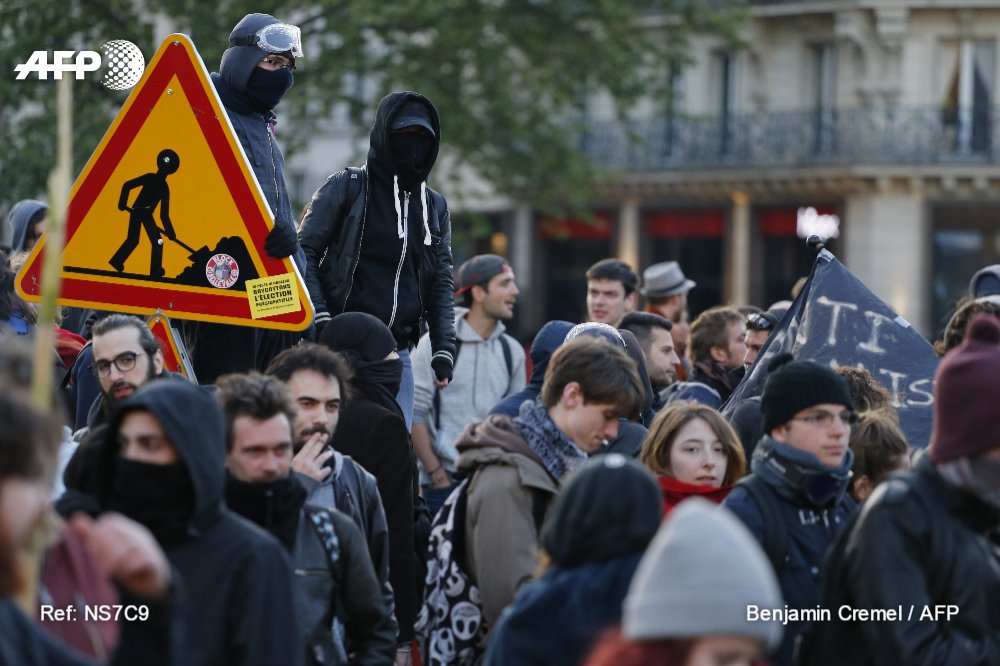 После закрытия избирательных участков первого тура выборов президента Франции в Париже начались протестные акции недовольных итогами голосования. 