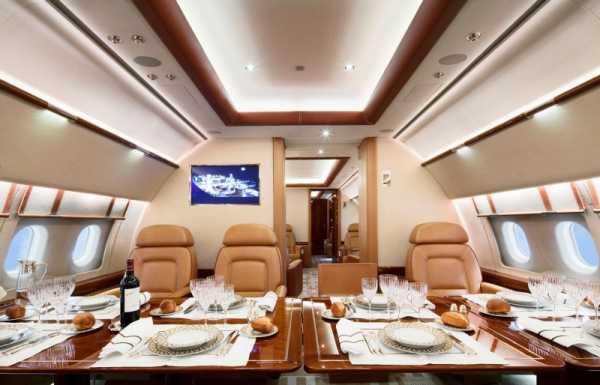 Глава республики Чечня в России Рамзан Кадыров пользуется частным дорогим самолетом Airbus с самым просторным салоном в мире. 