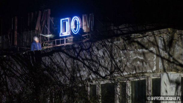 Двое польских фотографов Кристиан Махник и Адам Бояновский побывали в зоне отчуждения и буквально "оживили" город Припять, вблизи от Чернобыльской АЭС. 