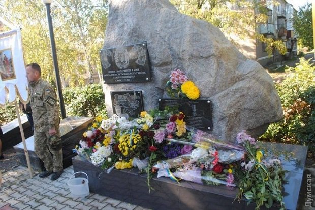 В Одесской области неизвестные вандалы повредили памятник жителям Балты, погибшим на востоке Украины. 