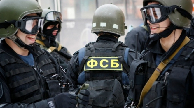 Сотрудники ФСБ задержали в Краснодаре гражданина Украины по подозрению в якобы продаже оружия и взрывчатки, доставленных в Россию контрабандным путем. 