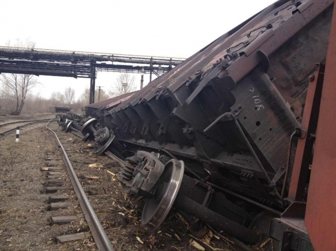 На железнодорожной станции "Золочев" во Львовской области с рельсов сошли шесть товарных вагонов. 