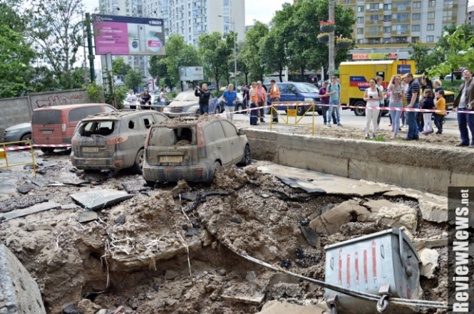 В понедельник, 29 мая, в Голосеевском районе Киева прорвало трубу водоснабжения. 