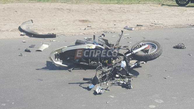 На первом шлюзе дачного массива Осокорки скутер врезался в автомобиль Skoda Octavia, в результате чего смертельно травмирован подросток, управлял скутером. 