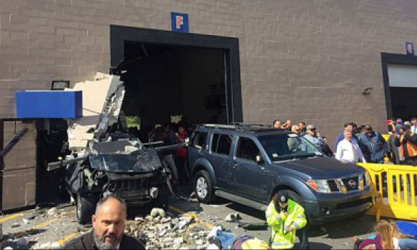 Вследствие въезда автомобиля Jeep Cherokee в толпу людей на аукционе в Биллерикей штат Массачусетс сегодня, 3 мая, погибли 3 человека, а еще 13 получили ранения. 