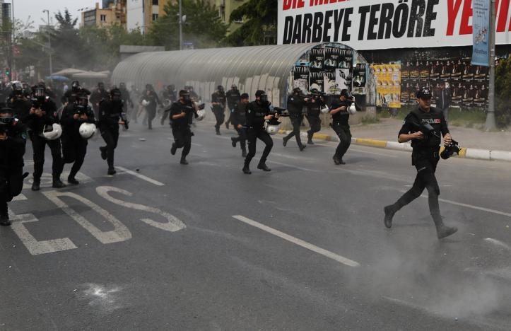 Турецкие спецназовцы задержали по меньшей мере 207 человек во время первомайских демонстраций, которые переросли в столкновения с полицией в Стамбуле. 