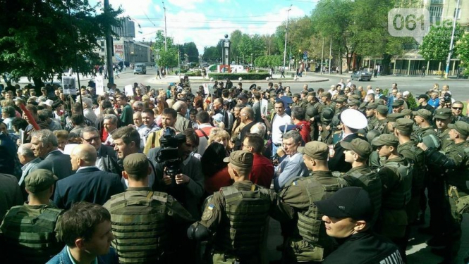 В Запорожье возле городского совета произошла драка между участниками акции "Бессмертный полк" и патриотически настроенными активистами. 