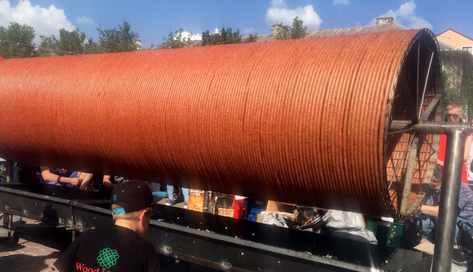 Охотничье колбасу длиной 547 м 8 см из высококачественной свинины приготовили на Театральной площади в Тернополе. 