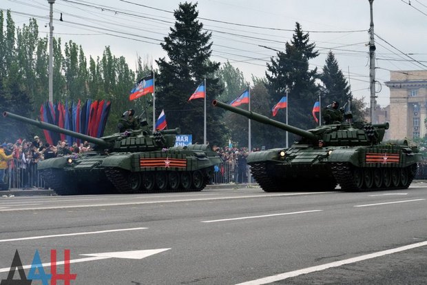 Боевики "ДНР" и "ЛНР" во вторник, 9 мая, провели парады в оккупированных ими Донецке и Луганске, несмотря на то, что наличие тяжелого вооружения в этих городах является нарушением Минских соглашений. 