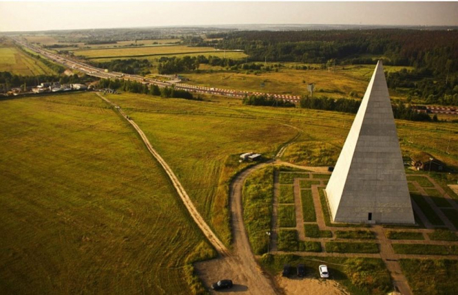 В результате сильного урагана в Московской области обвалилась сооружение в форме пирамиды на 38-м км Новорижского шоссе 
